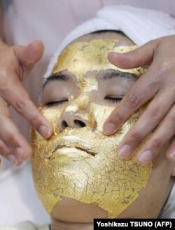 Seorang perempuan sedang melakukan perawatan wajah untuk perawatan anti penuaan di pameran Beautyworld Jepang di Tokyo pada 19 Mei 2008. (Foto: AFP/Yoshikazu TSUNO)