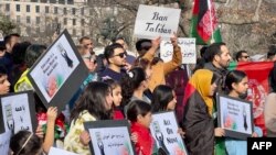 তালিবান শাসনের অধীনে মেয়েদের জন্য উচ্চ শিক্ষার উপর নিষেধাজ্ঞা আরোপের বিরুদ্ধে ওয়াশিংটনে হোয়াইট হাউজের সামনে বিক্ষোভ প্রদর্শন করছে অধিকার কর্মীরা৷ ১ জানুয়ারী, ২০২৩। 