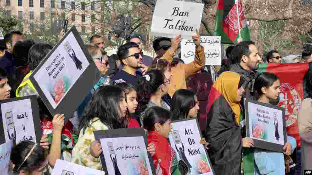 گوشه&zwnj;ای از اعتراضات افغان&zwnj;های مقیم ایالات متحده در برابر قصر سفید؛ معترضان ممنوعیت طالبان بر آموزش دختران در افغانستان را محکوم کردند