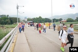 Los ciudadanos cruzan uno de los pasos fronterizos más importantes, entre Colombia y Venezuela. [Foto: Hugo Echeverry, VOA]