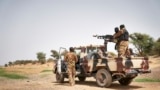 Des soldats de l'armée malienne patrouillent dans une zone proche de la rivière Djenné, dans le centre du Mali, le 28 février 2020.