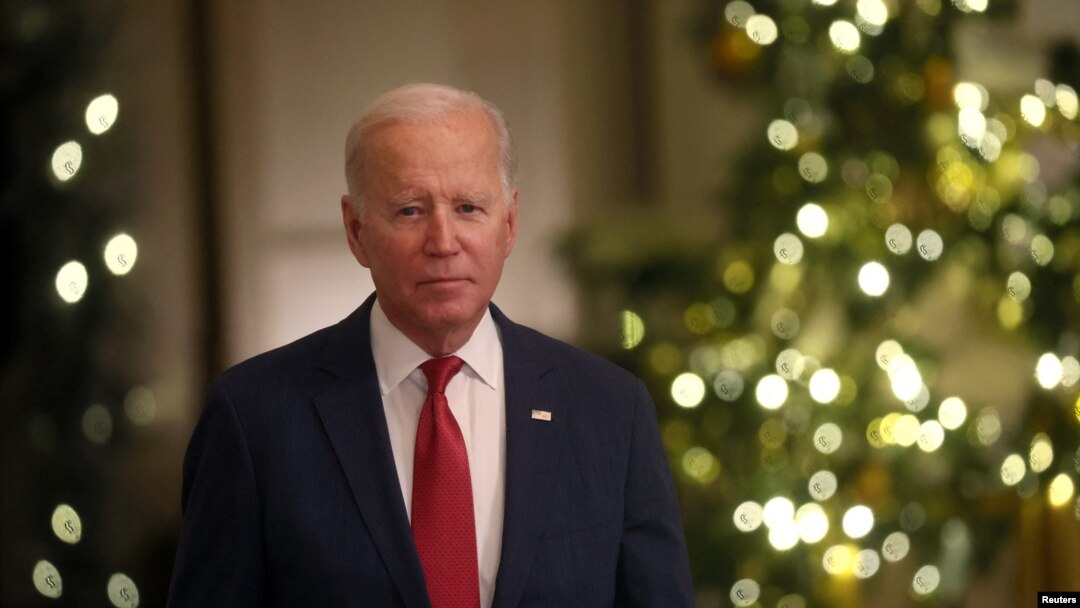 Presiden AS Joe Biden menyampaikan pidato Natal di Gedung Putih, Washington, D.C., AS, 22 Desember 2022. (REUTERS/Leah Millis)