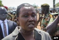 Angelina Teny, Ministra de Defensa de Sudán del Sur, habla en Juba, el 28 de diciembre de 2022.