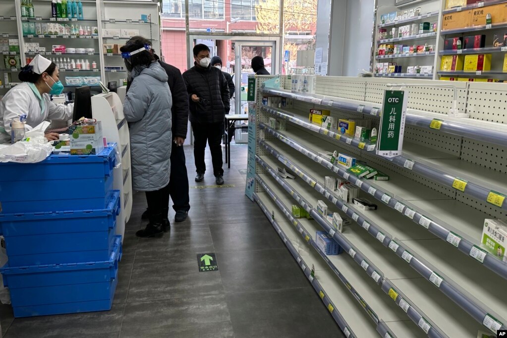 北京一家药店空荡荡的货架。（2022年12月13日）(photo:VOA)