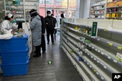 北京一家药店空荡荡的货架。（2022年12月13日）