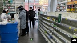 北京一家藥店空盪盪的貨架。（2022年12月13日）
