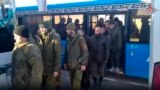 俄罗斯国防部新闻局公布的视频截图显示,一组俄罗斯军人在俄乌换囚后在某一不明地点离开走出巴士。(2022年12月6日)
