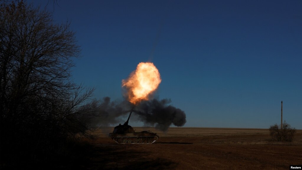 Украинские военные наносят удар по противнику с помощью немецкой самоходной гаубицы Panzerhaubitze 2000 недалеко от Соледара, Украина. 11 января 2023 года.