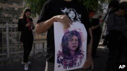 Arhiv - Demonstranti drže postere ubijene američke novinarke palestinskog porijekla Shireen Abu Akleh u istočnom Jerusalimu.