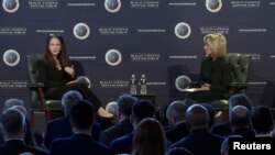 Avril Haines (djathtas) duke folur në Forumin Reagan për Mbrojtjen Kombëtare
