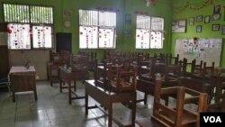 Ruang kelas di SDN Pondok Cina 1 yang sudah tidak dipakai lagi karena sebagian siswanya terpaksa dipindah ke SDN Pocin 3 dan 5 untuk mengikuti proses kegiatan belajar mengajar. (VOA/Indra Yoga)