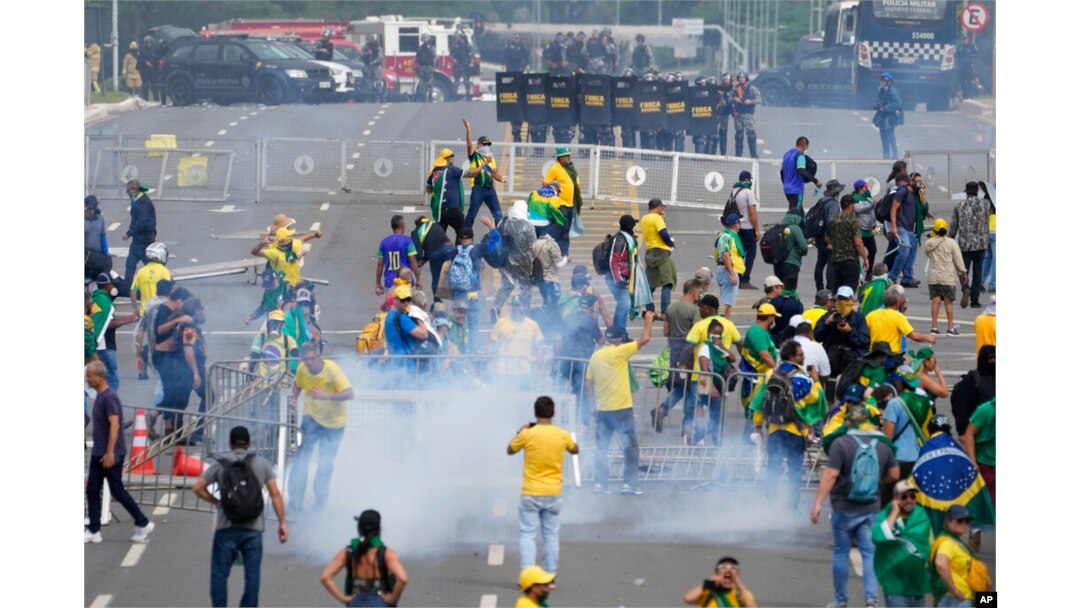 Pristalice bivšeg predsednika Žaira Bolsonara sukobile su se sa policijom tokom protesta ispred Palate Planalto u Braziliji, 8. januar 2023. (Foto: AP/Eraldo Peres)