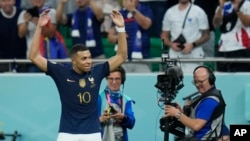 Kylian Mbappe merayakan keberhasilannya mencetak gol ke gawang Polandia dalam babak 16 besar Piala Dunia yang digelar di Stadion Al Thumama di Doha, Qatar, pada 4 Desember 2022. (Foto: AP/Ricardo Mazalan)