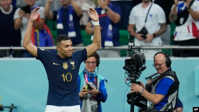Kylian Mbappe merayakan keberhasilannya mencetak gol ke gawang Polandia dalam babak 16 besar Piala Dunia yang digelar di Stadion Al Thumama di Doha, Qatar, pada 4 Desember 2022. (Foto: AP/Ricardo Mazalan)