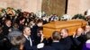 Prijatelji Siniše Mihajlovića, među kojima je i Dejan Stanković (prvi s desna) nose kovčeg preminulog fudbalera iz bazilike u Rimu
