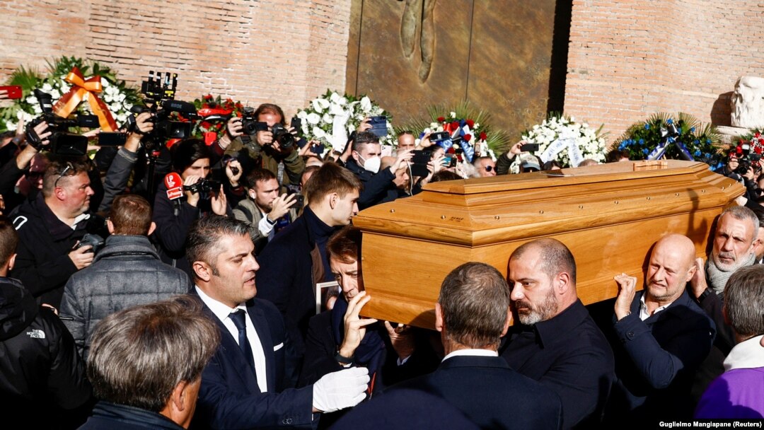Prijatelji Siniše Mihajlovića, među kojima je i Dejan Stanković (prvi s desna) nose kovčeg preminulog fudbalera iz bazilike u Rimu
