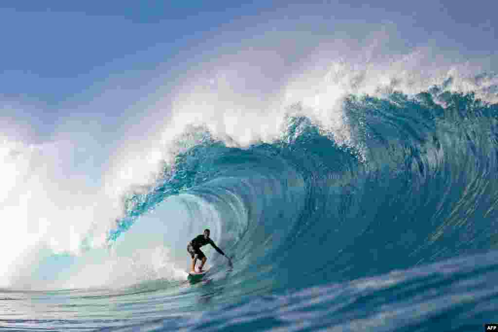 Сурферот Баларам Стак сурфа на бран на северниот брег на Оаху, Хаваи, 14 јануари 2023 година.