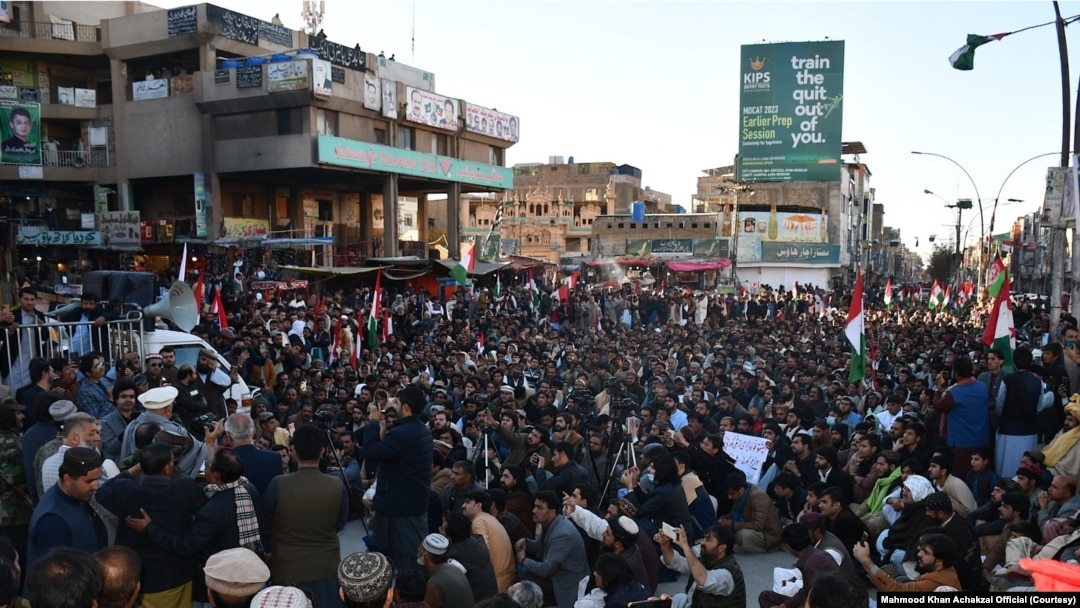 محمود خان اڅکزی د کوټې په باچاخان چوک کې د علي وزیر د خلاسون په اړه احتجاجي غونډې ته وینا کوي