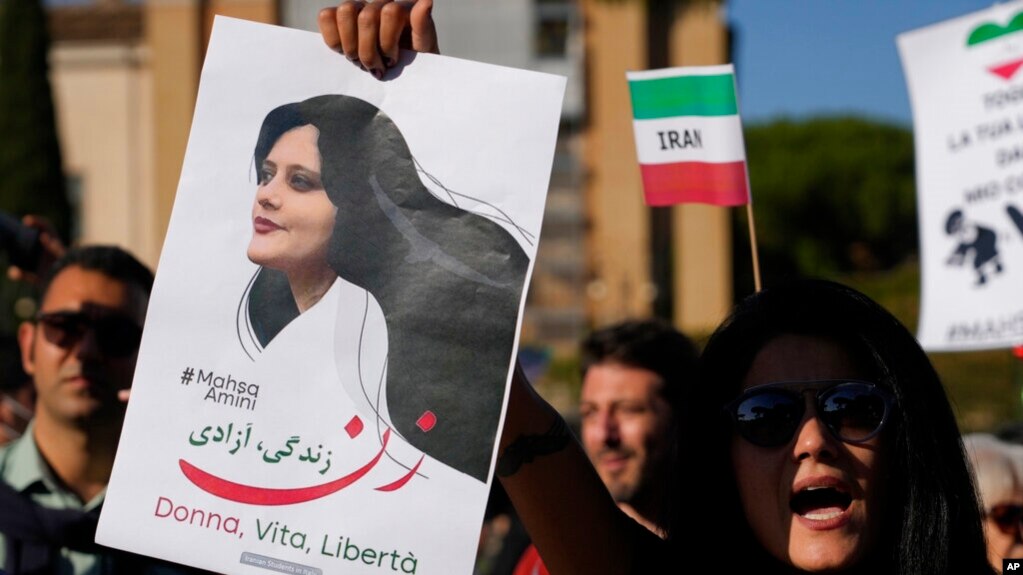 资料照片：人们在罗马中部举行的抗议集会上举着在被伊朗道德警察拘押期间死亡的女子阿米尼的画像。(2022年10月29日)(photo:VOA)