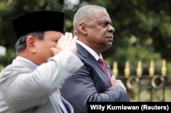 Menteri Pertahanan Prabowo Subianto dan Menteri Pertahanan AS Lloyd Austin memberi hormat saat upacara penyambutan di Jakarta, 21 November 2022. (Foto: REUTERS/Willy Kurniawan)