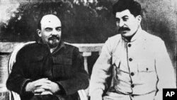 ARCHIVO - El fundador de la Unión Soviética, Vladimir Lenin, izquierda, y Josef Stalin, que posteriormente sería su presidente, en un parque en la residencia Gorki en 1922, en las afueras de Moscú, Rusia. (AP Foto, archivo)