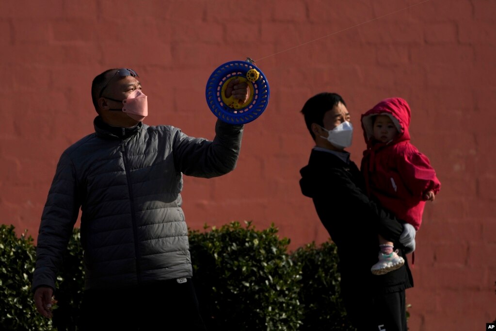 北京一个公园里市民在放风筝。（2022年11月27日）(photo:VOA)