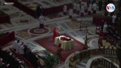 Multitudes se acercan a despedir al difunto papa emérito Benedicto XVI en San Pedro