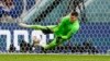 El portero de Croacia, Dominik Livakovic, hace una atajada durante la tanda de penales en el partido de fútbol de octavos de final de la Copa Mundial ante Japón en el estadio Al Janoub en Al Wakrah, Qatar, el lunes 5 de diciembre de 2022. 