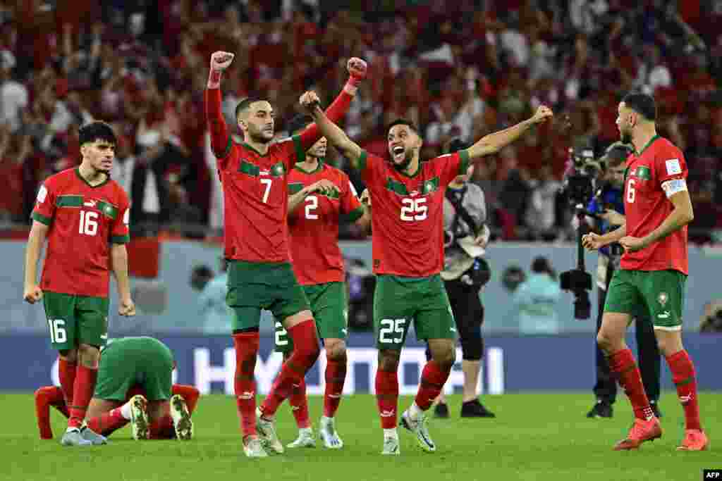 Basani ba Maroc bazali kosepela nsima na moyambi na ekipi na bango kolongola ndembo na penalties ya suka na *e ya Mondial Qatar 2022, na stade Al-Rayyan, Doha, 6 décembre 2022. (Photo by JAVIER SORIANO / AFP)