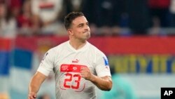 El suizo Xherdan Shaqiri celebra después de anotar el primer gol para su equipo durante el partido entre Suiza y Serbia en la Copa Mundial de Fútbol, en Doha, Qatar, el 2 de diciembre de 2022.