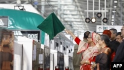 Bangladesh's Prime Minister Sheikh Hasina (L) attends an inauguration ceremony of the metro rail service in Dhaka, Dec. 28, 2022.