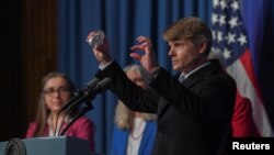 Dr. Marvin Adams, zëvendës administrator i programit të mbrojtjes duke shpjeguar procesin e fuzionit (13 dhjetor 2022)