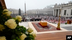 지난달 31일 95세 나이로 선종한 베네딕토 16세 로마 가톨릭교회 전 교황의 장례식이 5일 바티칸 성 베드로 광장에서 엄수됐다.