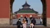游客戴着口罩参观北京的天坛公园。（2022年12月8日）