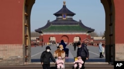 游客戴着口罩参观北京的天坛公园。（2022年12月8日）