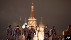 La policía y los militares de la Rosgvardia (Guardia Nacional) caminan por la Plaza Roja, cerrada por celebraciones en la víspera de Año Nuevo, con la Catedral de San Basilio, en Moscú, Rusia, el 31 de diciembre de 2022.