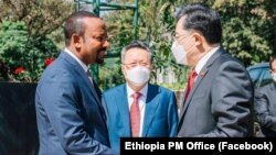 PM Ethiopia Abiy Ahmed (kiri) menerima kunjungan Menlu China, Qin Gang di Addis Ababa, Ethiopia Rabu (11/1). 