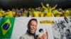 Los fanáticos de Brasil animan con una pancarta que celebra a Pelé antes del partido de la Copa Mundial entre Brasil y Corea del Sur en Al Rayyan, Qatar, el 5 de diciembre de 2022.