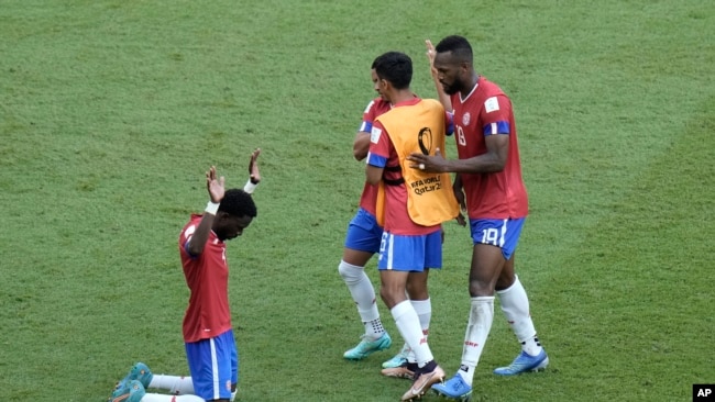 Keysher Fuller, izquierda, y sus compañeros de equipo de Costa Rica celebran después de su victoria en la Copa del Mundo, partido de fútbol del grupo E entre Japón y Costa Rica, en el Estadio Ahmad Bin Ali en Al Rayyan, Qatar, el 27 de noviembre de 2022.