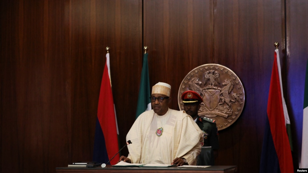 Prezida wa Nijeriya Muhammadu Buhari ashikirza ijambo igihe hariko haratanguzwa ifaranga rishasha rya Nijeriya i Abuja, kw'itariki ya 23/11/2022