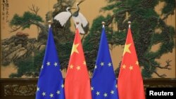 Flamujt e Bashkimit Evropian dhe Kinës, fotografi arkivi/Reuters