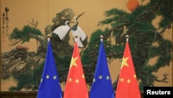 北京人大會堂展示的中國與歐盟旗幟。