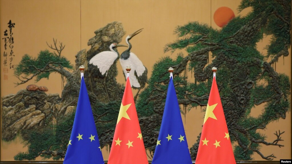 资料照：北京人大会堂展示的中国与欧盟旗帜。(photo:VOA)