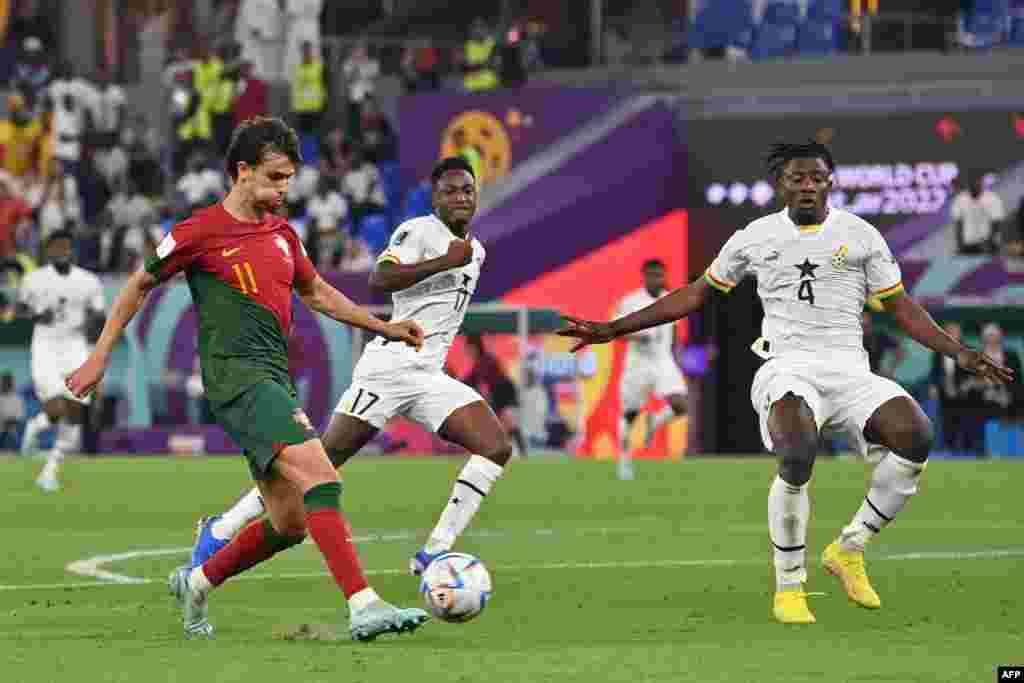 Attaquant ya #11 Joao Felix (G) atie mongete na match na Ghana na groupe H ya Mondial Qatar 2022 na stade 974, Doha, 24 novembre 2022. (Photo Glyn KIRK / AFP)