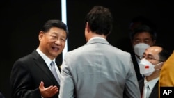 2022年11月26日，习近平在印尼巴厘岛出席G20特别峰会时，同加拿大总理特鲁多交谈。