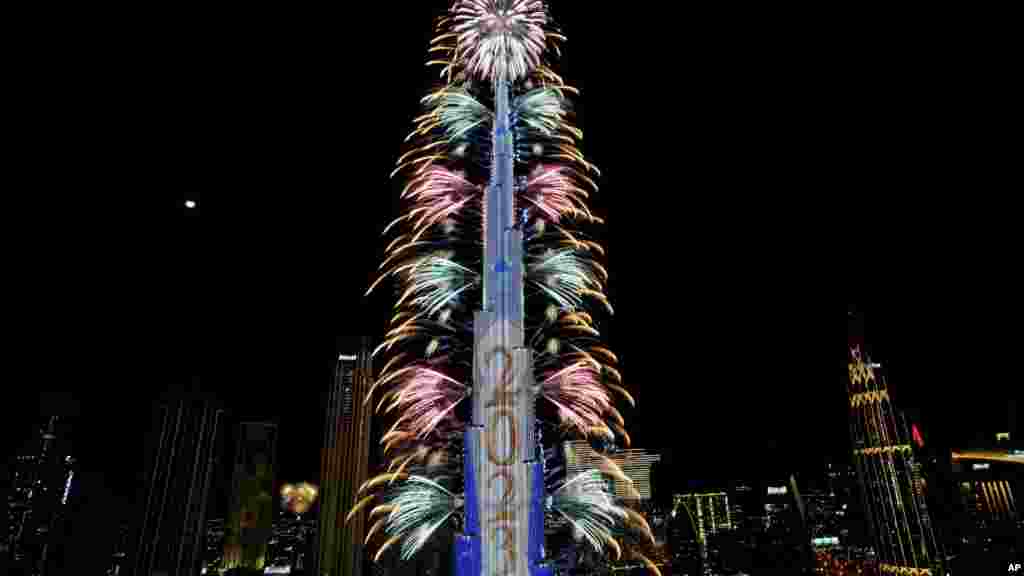 دبئی میں دنیا کی بلند ترین عمارت برج خلیفہ پر نئے سال کو خوش آمدید کہتے ہوئے زبردست آتش بازی کی گئی۔ 