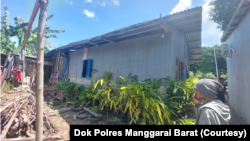 Rumah yang menampung 14 orang korban perdagangan manusia di NTT yang hendak dikirim ke Kalimantan Barat. (Foto: Dok Polres Manggarai Barat)