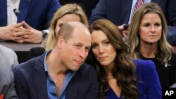 El príncipe William y Kate, princesa de Gales, de Gran Bretaña, miran el partido de baloncesto de la NBA entre los Boston Celtics y el Miami Heat el miércoles, 30 de noviembre de 2022, en Boston. (Brian Snyder/Foto de la piscina vía AP)