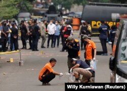 Petugas INAFIS melakukan penyelidikan terkait ledakan di Polres yang menurut pihak berwenang diduga sebagai bom bunuh diri, di Bandung, Jawa Barat, 7 Desember 2022. (Foto: REUTERS/Willy Kurniawan)