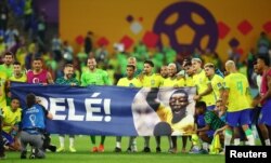 Игроки сборной Бразилии развернули баннер с именем Пеле на матче Бразилия - Южная Корея, ЧМ 2022, Доха, Катар, 5 декабря 2022 года